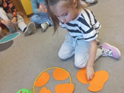 Dzieci podczas zabaw matematycznych.