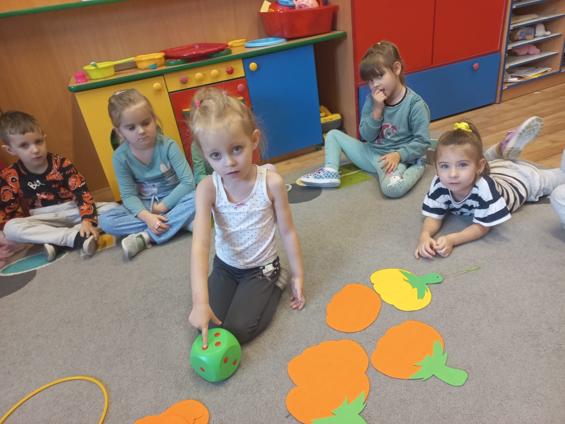 Dzieci podczas zabaw matematycznych.