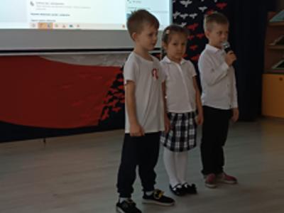 Przedstawiciele przedszkola w konkursie recytatorskim podczas recytowania swoich konkursowych wierszy.