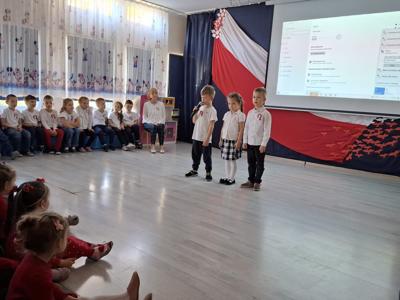 Przedstawiciele przedszkola w konkursie recytatorskim podczas recytowania swoich konkursowych wierszy.