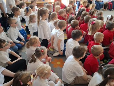 Grupa przedszkolaków podczas spotkania patriotycznego.