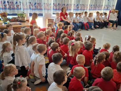 Grupa przedszkolaków podczas spotkania patriotycznego.