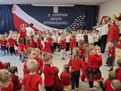 Grupa przedszkolaków podczas spotkania patriotycznego.
