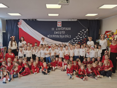 Grupa przedszkolaków podczas spotkania patriotycznego.