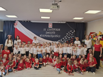 Grupa przedszkolaków podczas spotkania patriotycznego.