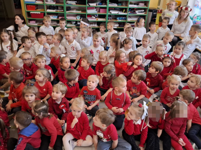 Grupa przedszkolaków podczas spotkania patriotycznego.