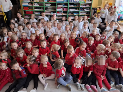 Grupa przedszkolaków podczas spotkania patriotycznego.