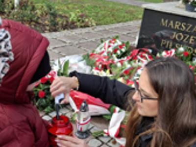 Zapalenie znicza przez panią dyrektor.