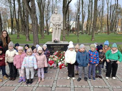 Grupa przedszkolna na tle pomnika Józefa Piłsudzkiego.