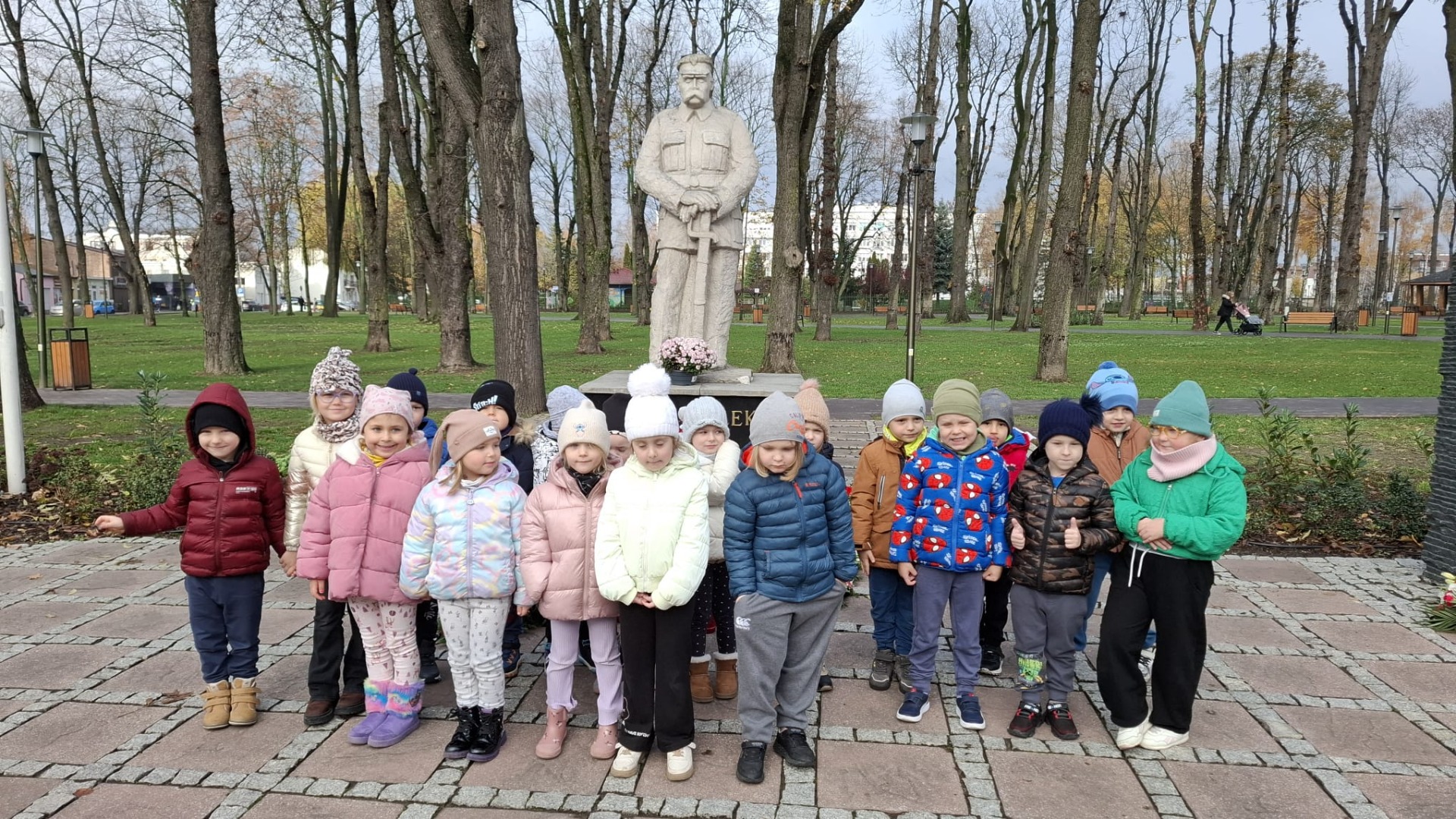 Grupa przedszkolna na tle pomnika Józefa Piłsudzkiego.