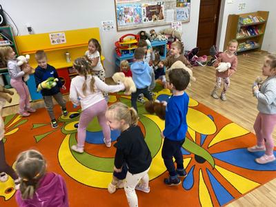 Przedszkolaki podczas Dnia Pluszowego Misia.