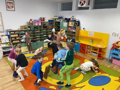 Przedszkolaki podczas Dnia Pluszowego Misia.