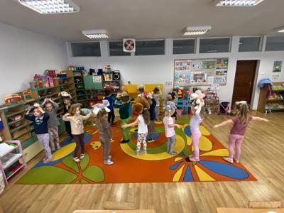 Przedszkolaki podczas Dnia Pluszowego Misia.
