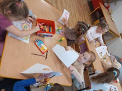 Przedszkolaki podczas Dnia Pluszowego Misia.