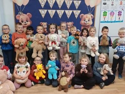 Przedszkolaki podczas Dnia Pluszowego Misia.