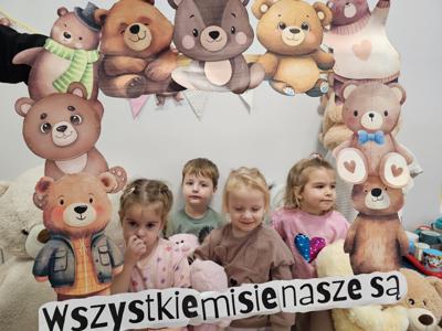 Przedszkolaki podczas Dnia Pluszowego Misia 