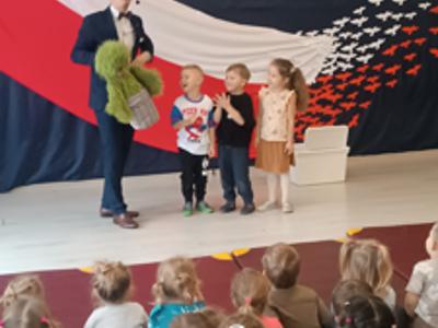Przedszkolaki podczas spotkania z brzuchomówcą.