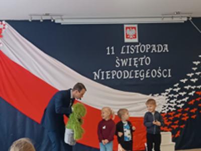 Przedszkolaki podczas spotkania z brzuchomówcą.