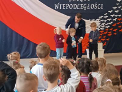 Przedszkolaki podczas spotkania z brzuchomówcą.