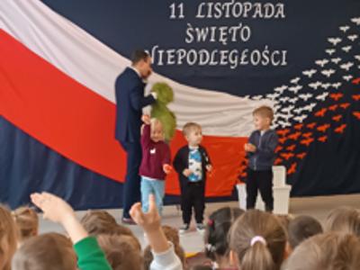 Przedszkolaki podczas spotkania z brzuchomówcą.