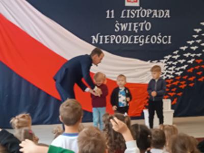 Przedszkolaki podczas spotkania z brzuchomówcą.