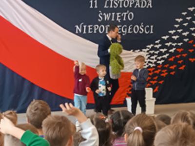 Przedszkolaki podczas spotkania z brzuchomówcą.