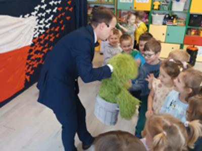 Przedszkolaki podczas spotkania z brzuchomówcą.