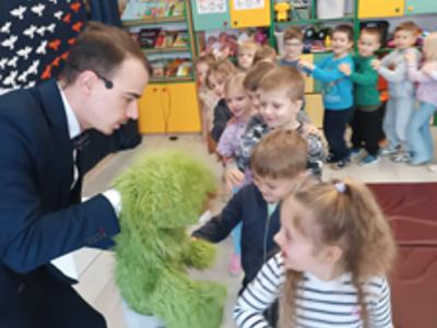 Przedszkolaki podczas spotkania z brzuchomówcą.