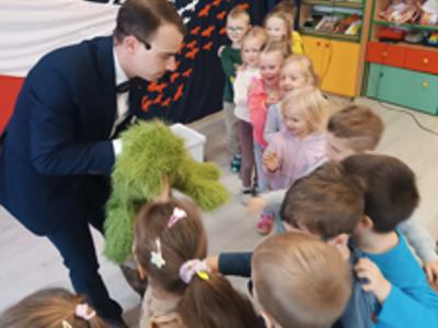 Przedszkolaki podczas spotkania z brzuchomówcą.