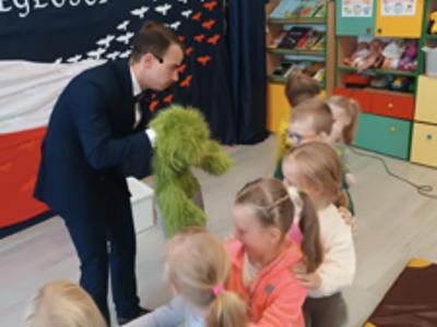 Przedszkolaki podczas spotkania z brzuchomówcą.