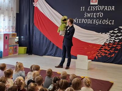 Przedszkolaki podczas spotkania z brzuchomówcą.