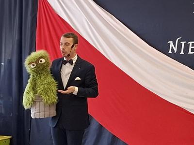 Przedszkolaki podczas spotkania z brzuchomówcą.