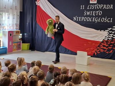 Przedszkolaki podczas spotkania z brzuchomówcą.