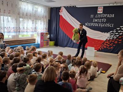 Przedszkolaki podczas spotkania z brzuchomówcą.