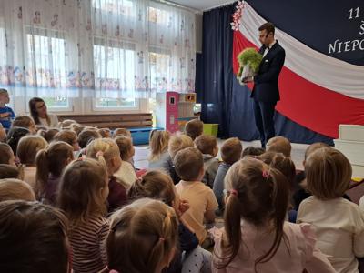 Przedszkolaki podczas spotkania z brzuchomówcą.