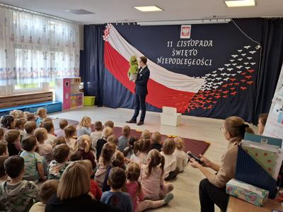 Przedszkolaki podczas spotkania z brzuchomówcą.