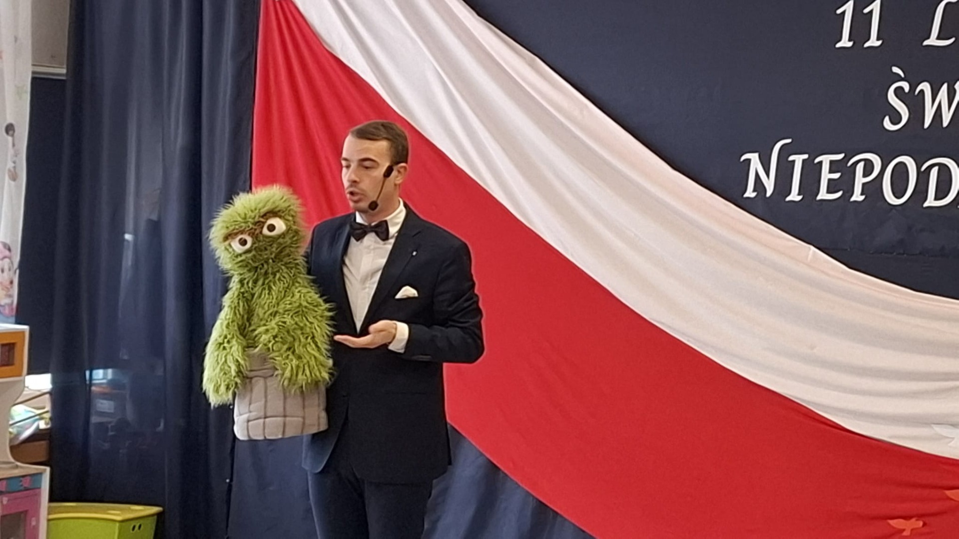 Przedszkolaki podczas spotkania z brzuchomówcą.