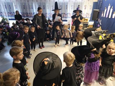 Przedszkolaki podczas zabawy Andrzejkowej 