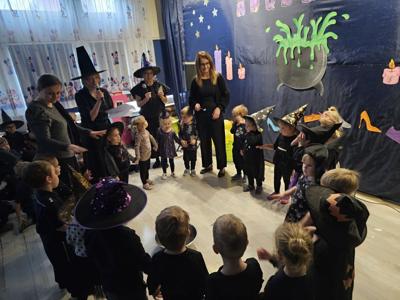 Przedszkolaki podczas zabawy Andrzejkowej 