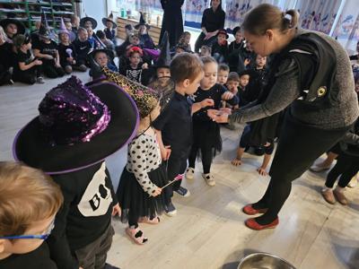 Przedszkolaki podczas zabawy Andrzejkowej 