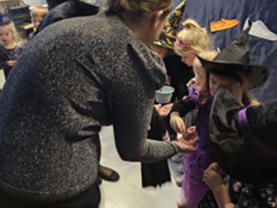 Przedszkolaki podczas zabawy Andrzejkowej 