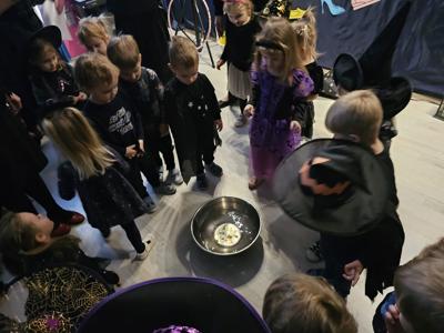 Przedszkolaki podczas zabawy Andrzejkowej 