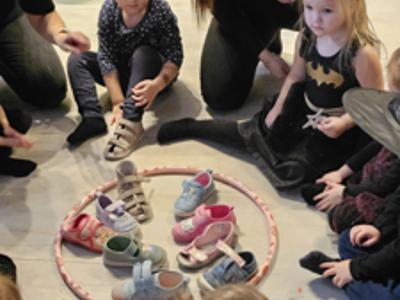 Przedszkolaki podczas zabawy Andrzejkowej 