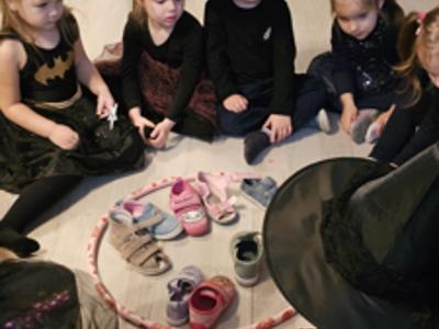 Przedszkolaki podczas zabawy Andrzejkowej 