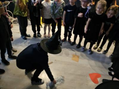 Przedszkolaki podczas zabawy Andrzejkowej 