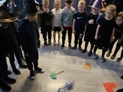 Przedszkolaki podczas zabawy Andrzejkowej 