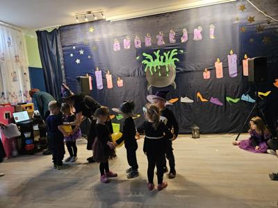 Przedszkolaki podczas zabawy Andrzejkowej 