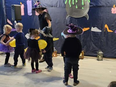 Przedszkolaki podczas zabawy Andrzejkowej 