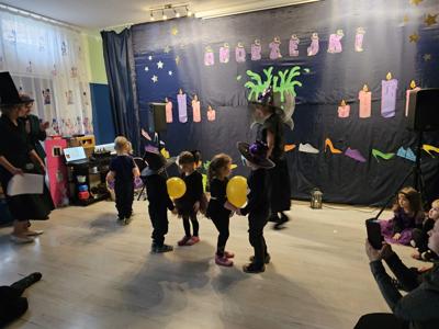 Przedszkolaki podczas zabawy Andrzejkowej 