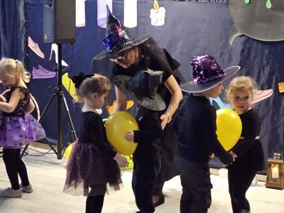 Przedszkolaki podczas zabawy Andrzejkowej 